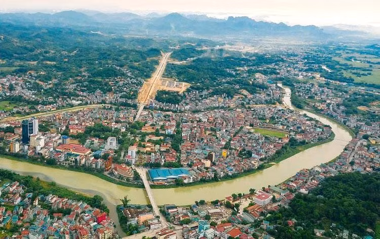 Khi xâu chuỗi các sự kiện, công an phát hiện, người đàn ông lạ mặt trên chính là kẻ đã vứt chiếc xe máy của chị S tại khu vực chợ Đồng Quang với thái độ hoảng hốt. Lúc này, Ban chuyên án cho rằng, người đàn ông kia là nghi can duy nhất có dính líu đến cái chết của chị S. Một nhân chứng là lái xe cho biết, chiều 3/7 có một người đàn ông dáng vẻ giống như miêu tả đã lên xe khách của mình. Người này đi tới bến xe thì xuống rồi tiếp tục lên xe khác về Cao Bằng. Một tổ trinh sát được lệnh đi Cao Bằng ngay. (Ảnh minh họa, nguồn Internet) 