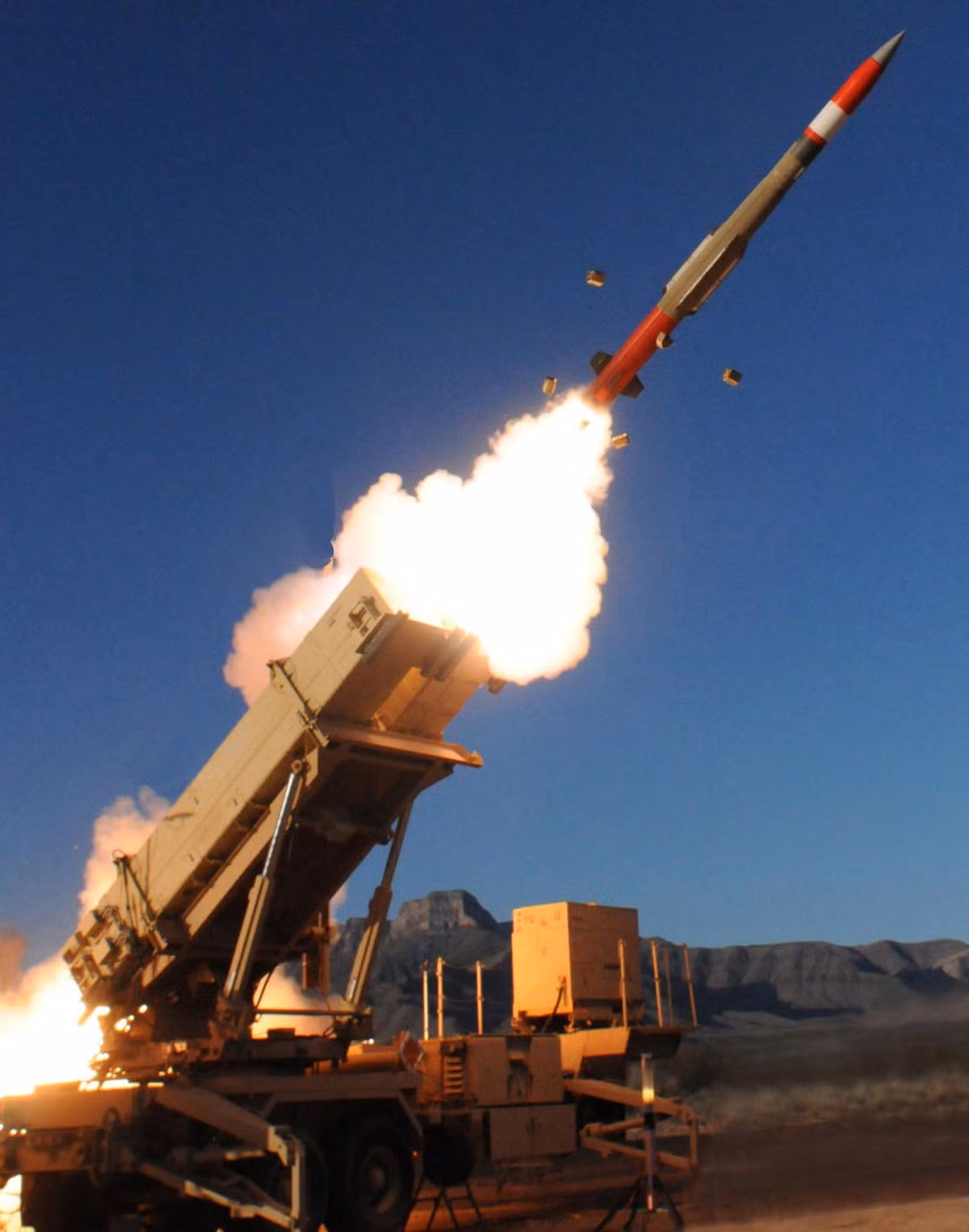 Patriot PAC-3 phiên bản hiện đại bậc nhất hiện tại của hệ thống phòng thủ tên lửa Patriot của Mỹ. Phiên bản tiền nhiệm của PAC-3 là PAC-2 đã từng được sử dụng bởi Lục quân Mỹ từ năm 1990 và xuất hiện trong Chiến tranh vùng Vịnh với nhiệm vụ đánh chặn tên lửa Scud của Iraq. Nguồn ảnh: Militarytoday.