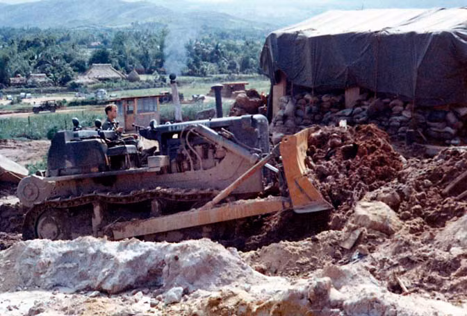 Luôn có mặt trước tiên và rút lui sau cùng - đó chính là lực lượng công binh của mọi quốc gia trên thế giới. Trong Chiến tranh Việt Nam, công binh Mỹ đã phải đối mặt với nhiều thách thức thực sự dù họ được trang bị máy móc và thiết bị cực kỳ hiện đại. Nguồn ảnh: Thearchive.