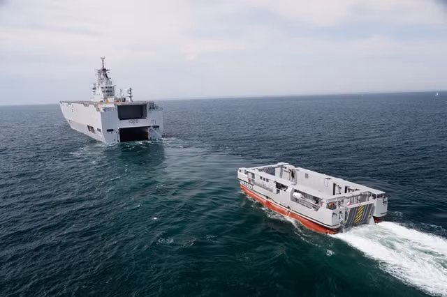 Lớp tàu đổ bộ tấn công của Hải quân Pháp là Mistral. Lớp tàu đổ bộ tấn công này được Hải quân Pháp đưa vào sử dụng từ năm 2005 với số lượng 3 chiếc và tới nay cả ba chiếc đều đang còn hoạt động. Lớp tàu đổ bộ tấn công này có độ giãn nước lên tới 21.000 tấn. Nguồn ảnh: Force.