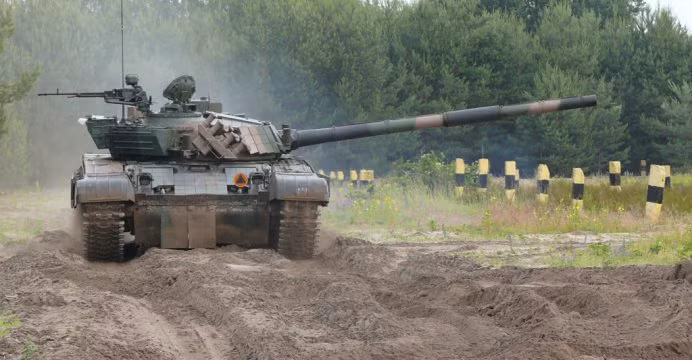PT-91 Twardy có tổng trọng lượng 48,5 tấn, chiều dài 6,86 mét và có chiều rộng 3,7 mét. Xe có kíp chiến đấu ba người - nghĩa là mọi thông số cơ bản vẫn gần như được giữ nguyên như trên chiếc T-72 do Liên Xô sản xuất trước đây. Nguồn ảnh: Pinterest.
