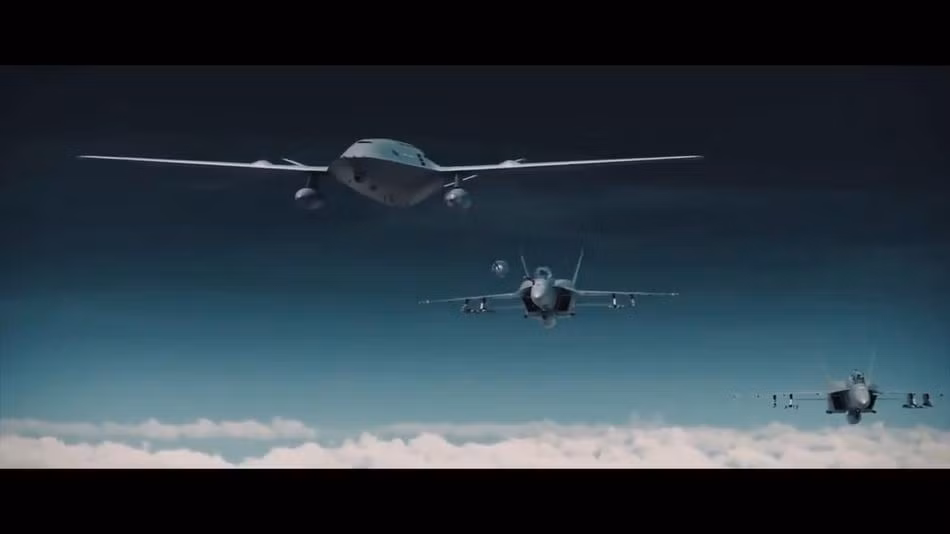 Theo nhiều chuyên gia phân tích quân sự, máy bay không người lái MQ-25 bước đầu chỉ nên trở thành tổ hợp bổ trợ thực hiện nhiệm vụ bay cho các chiến đấu cơ truyền thống có người lái của Không quân Mỹ, chứ chưa thể ngay lập tức trở thành tổ hợp không người lái tác chiến độc lập được. Nguồn ảnh: Sina.