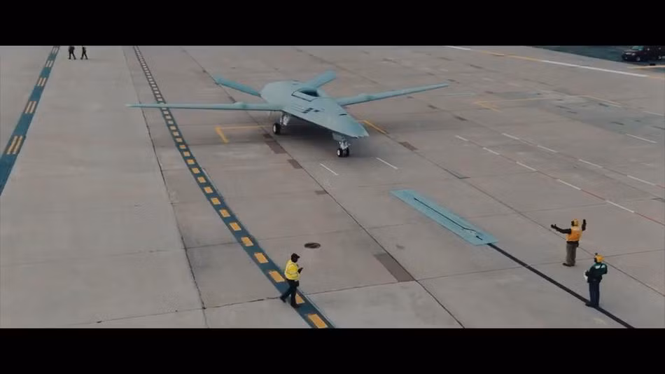 Hiện tại, khả quan nhất trong hệ thống vũ khí MQ-25 vẫn là chương trình máy bay không người lái tiếp liệu trên không. Theo thông tin mới nhất vừa được báo chí Mỹ đăng tải, Boeing đã nhận đơn đặt hàng đóng mới 4 chiếc máy bay điều khiển từ xa tiếp liệu trên không trong 6 năm tới. Nguồn ảnh: Sina.