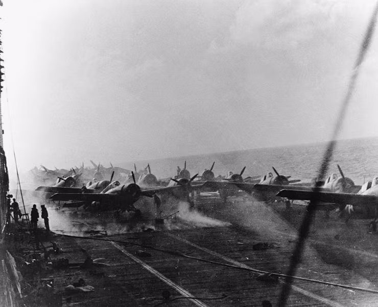 Trận chiến thứ hai tại biển Coral lại chính là trận chiến cuối cùng của USS Lexington. Trong trận chiến này, toàn bộ số lượng máy bay mà tàu sân bay Shokaku của Nhật mang theo đã nhắm vào duy nhất USS Lexington khiến nó sớm bị loại khỏi vòng chiến đấu. Nguồn ảnh: Warhistory.