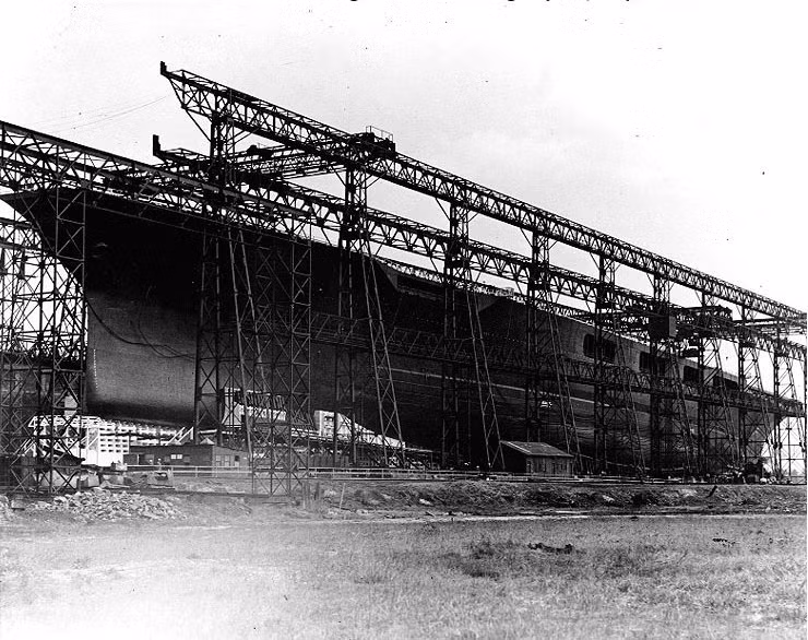 Tới năm 1922, Hải quân Mỹ quyết định thay đổi mục đích, chuyển USS Lexington thành tàu sân bay và nó chính thức được hạ thuỷ vào năm 1925 với tư cách là hàng không mẫu hạm thứ hai của hải quân Mỹ và là hàng không mẫu hạm chính thức đầu tiên của lực lượng này vì chiếc đầu tiên - vốn là một tàu du lịch hoán cải hoàn toàn không có khả năng chiến đấu và được thả trong một... cái hồ. Nguồn ảnh: Warhistory.