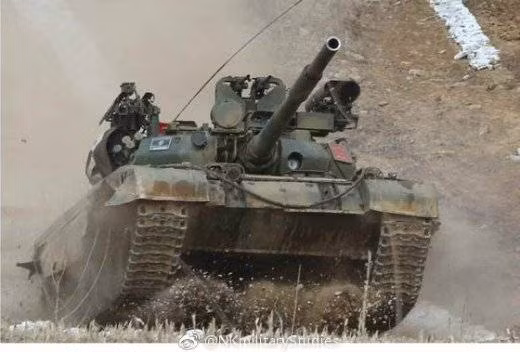 Lực lượng xe tăng Triều Tiên cũng có trong biên chế của mình các xe tăng T-62 hiện đại do Liên Xô cung cấp. Tổng cộng Triều Tiên có trong tay khoảng 800 chiếc T-62 trong đó có bao gồm cả các phiên bản T-62D. Nguồn ảnh: Weibo.