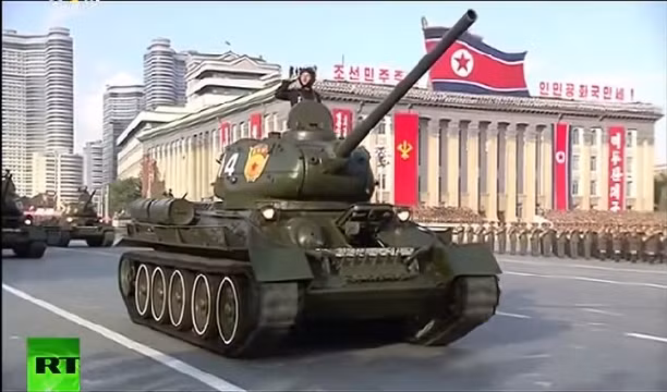 Theo các số liệu của thế giới, Triều Tiên có trong tay khoảng 650 chiếc T-34. Tuy nhiên nhiều người cho rằng toàn bộ số xe tăng này chỉ được Triều Tiên đặt trong tình trạng dự bị - nghĩa là thường xuyên nằm kho và ít được mang ra sử dụng. Nguồn ảnh: RT.