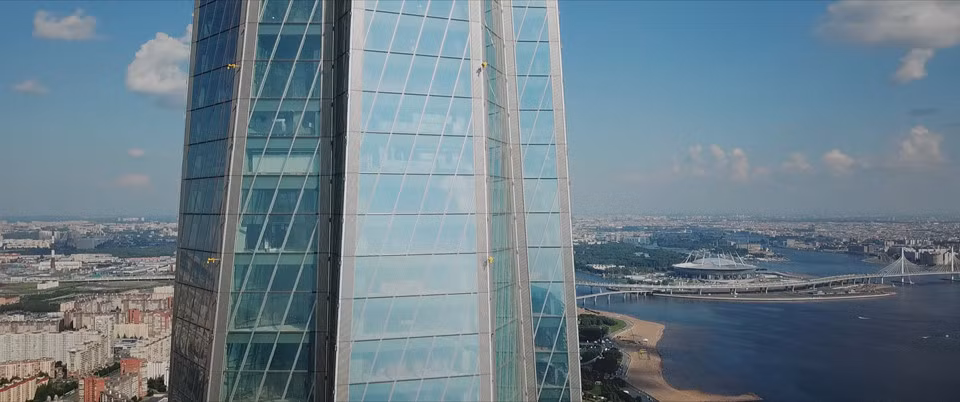 Từ lâu, Gazprom đã lên kế hoạch đặt trụ sở mới tại thành phố Saint Petersburg. Năm 2006, doanh nghiệp khởi động dự án xây dựng một tòa tháp ở trung tâm thành phố. Khu phức hợp đầu tiên của tập đoàn này mang tên Thành phố Gazprom và sau đó là Oktha Center.
