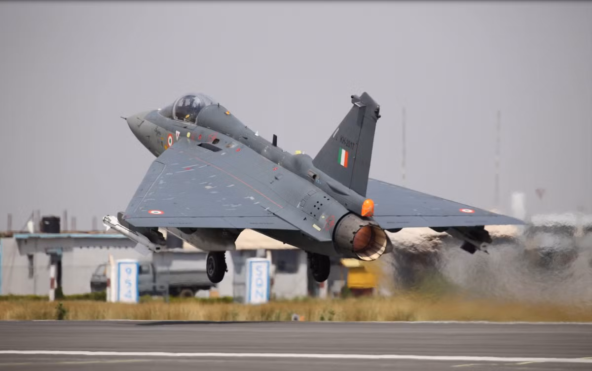 Dù HAL Tejas đạt được không ít thành tựu đáng ghi nhận trong những năm trở lại gần đây nhưng chương trình phát triển chiến đấu cơ này cũng hứng chịu không ít chỉ trích trong dư luận Ấn Độ, thậm chí nó còn bị so sánh là "F-35 Ấn Độ". Khi tỏ ra tốn kém và không hiệu quả, tính từ chuyến bay đầu tiên cho tới nay đã 17 năm thế nhưng HAL Tejas vẫn chưa thể hoạt động chính thức trong bất cứ lực lượng nào của Quân đội Ấn Độ. Nguồn ảnh: Reddit.