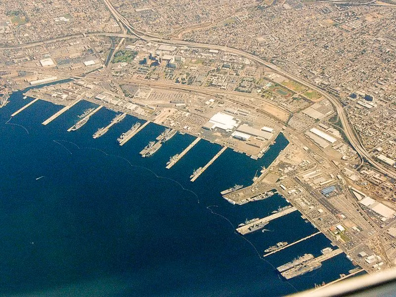 Căn cứ Hải quân San Diego hiện tại có 48.000 sĩ quan và gia đình sinh sống. Đây là căn cứ hải quân chính của Mỹ ở Thái Bình Dương trước khi căn cứ Trân Châu Cảng được thành lập mới năm 2010. Tới nay, San Diego vẫn là căn cứ có nhiều hoạt động nhất của Hải quân Mỹ. Nguồn ảnh: Serve.