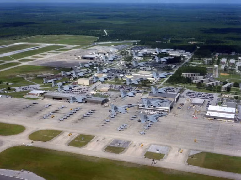 Căn cứ Không quân Hải quân Jacksonville có diện tích 1400 Héc-ta hiện tại là căn cứ quân sự lớn nhất của Mỹ ở Đông Nam nước này. Tổng cộng có khoảng 53.000 sĩ quan và gia đình đang sinh sống tại đây và đây cũng là căn cứ đóng quân chính của đặc nhiệm SEAL. Nguồn ảnh: Serve.