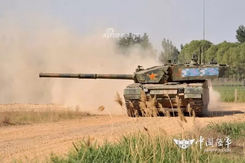 Nhiều nguồn tin khẳng định, Type 99 được thiết kế từ phiên bản Type 90 còn Type 90 lại được thiết kế dựa trên xe tăng T-72 của Liên Xô. Trong đó có phần khung gầm được nhái lại hoàn toàn từ T-72 nhưng hệ thống treo lại do Trung Quốc tự thiết kế. Nguồn ảnh: Sina.