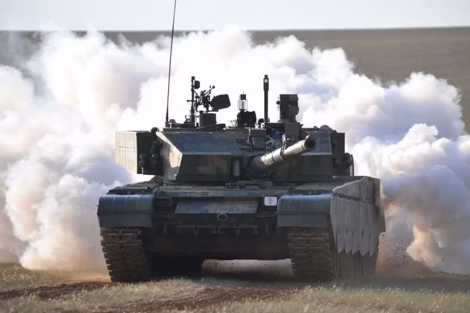 Xe tăng Type 99 thực chất là bản nâng cấp của xe tăng Type 90-II. Đây là loại xe tăng không được Trung Quốc sử dụng trong biên chế của mình nhưng lại cực kỳ thành công trên thị trường xuất khẩu. Nguồn ảnh: Sina.