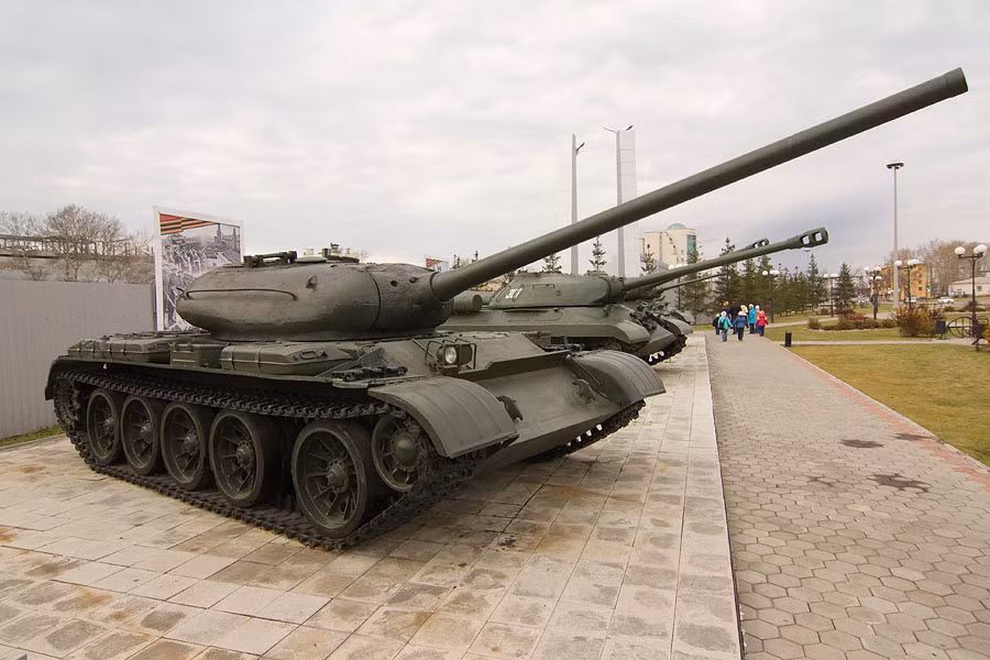 Cuối cùng là T-55, tổng cộng trong kho chứa của Liên Xô đang có 2800 chiếc T-55 dự bị. Giống với những loại T-64 và T-62 kể trên, T-55 dù đã có tuổi đời gần 70 nhưng vẫn được Nga tìm cách xuất khẩu bớt ra nước ngoài. Nguồn ảnh: Wikipedia.