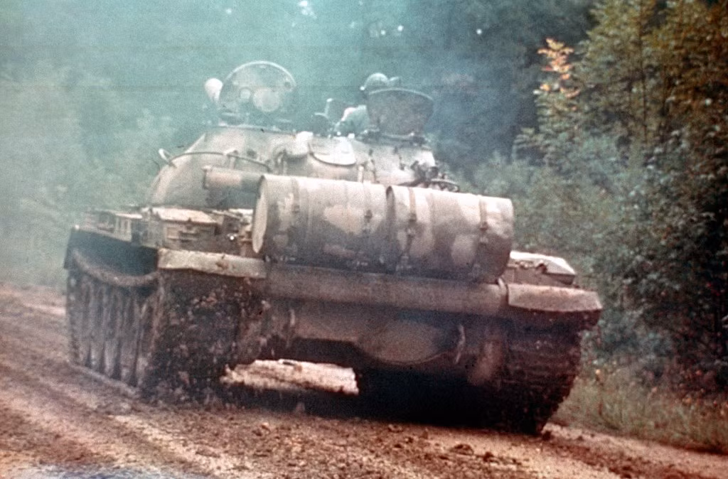 Giống với phiên bản T-64, xe tăng chủ lực chiến trường T-62 của Nga hiện nay cũng đang được Moscow tìm cách xuất khẩu ra nước ngoài. Nguồn ảnh: Wikipedia.