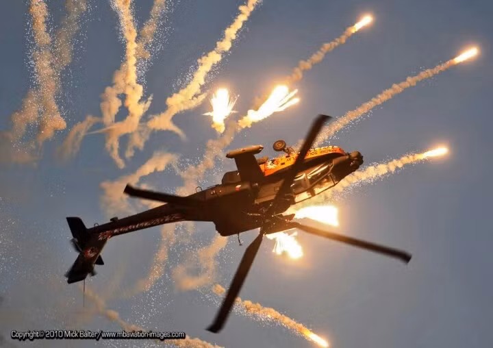 Theo đó, phía Lục quân Mỹ khẳng định Apache AH-64 là loại trực thăng hiệu quả và nguy hiểm bậc nhất lực lượng này từng sở hữu. Tuy nhiên với việc hoạt động tới năm 2040, Lục quân Mỹ cũng bỏ ngỏ việc thay đổi cách thức hoạt động của Apache. Nguồn ảnh: Wearethemighty.