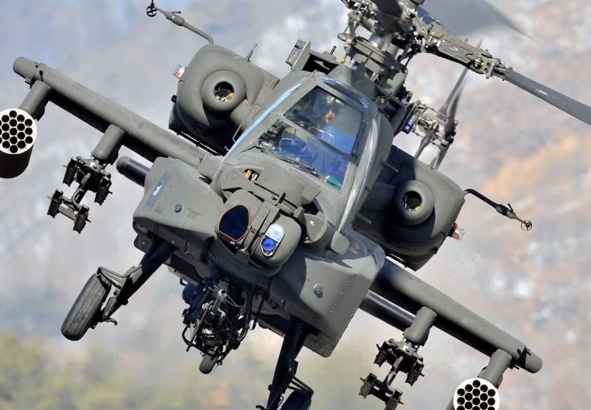 Cụ thể, có thể trong thời gian sắp tới đây trực thăng Apache sẽ không còn đảm nhận nhiệm vụ làm loại trực thăng tấn công chủ yếu, nó có thể sẽ được đưa sang hoạt động với nhiệm vụ trực thăng tuần tra, trực thăng do thám hay thậm chí là trực thăng điều khiển máy bay không người lái. Nguồn ảnh: Wearethemighty.