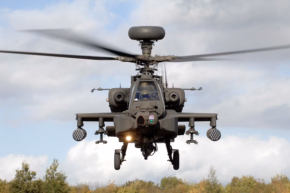 Ngoài ra, Apache AH-64 còn có tới 4 giá treo vũ khí dưới hai cánh với khả năng mang theo các loại pháo phản lực phóng loạt cỡ 70mm và các tên lửa AIM-92. Nguồn ảnh: Wearethemighty.