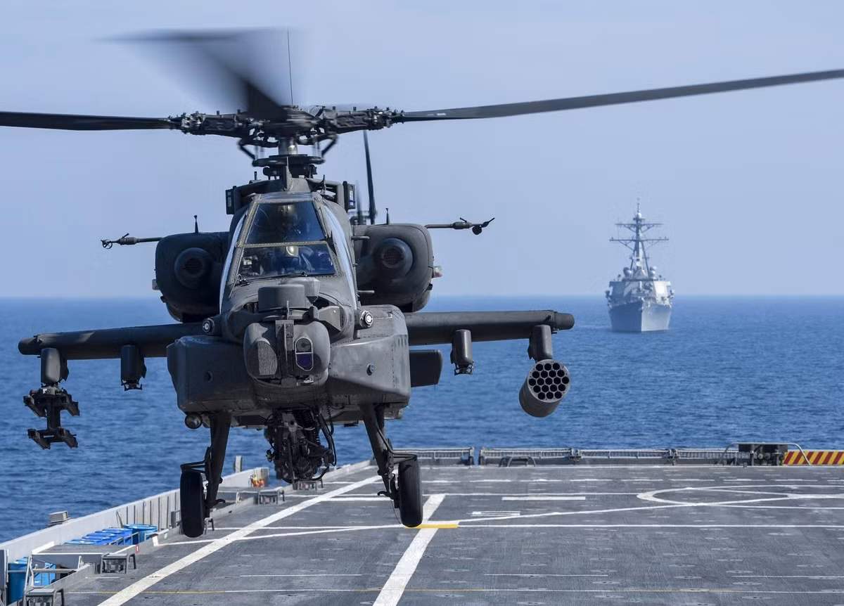 Trực thăng Apache AH-64 có hai phi công và sử dụng hai động cơ GE T700 với công suất mỗi động cơ tối đa 1890 mã lực. Loại trực thăng này có tốc độ tối đa 365 km/h trong khi đó tốc độ hành trình của nó vào khoảng 265 km/h. Trần bay của Apache AH-64 có thể lên tới tối đa 6500 mét. Nguồn ảnh: Wearethemighty.