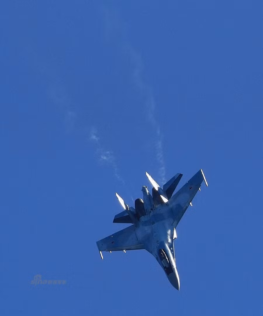 Động cơ 117S của Su-35 sử dụng công nghệ tua bin áp suất thấp và tua bin áp suất cao tiên tiến, giúp lực đẩy tổng thể của động cơ này tăng vọt lên 16%. Tuổi thọ của động cư 117S cũng tăng lên 4000 giờ - gấp đôi so với các loại động cơ kiểu cũ và khoảng cánh giữa hai lần đại tu cũng tăng lên 1000 giờ giúp giảm tải rất lớn cho quá trình hậu cần. Nguồn ảnh: Sina.