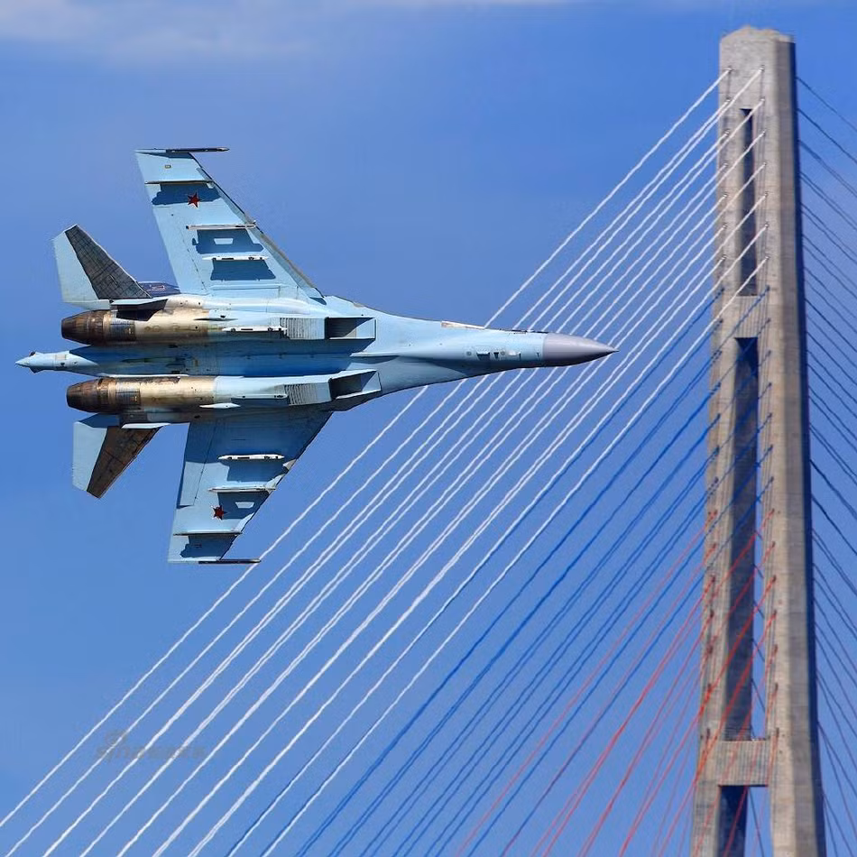 Su-35 sử dụng động cơ đẩy véc tơ 3D mới loại 117S. Loại động cơ này được phát triển để thay thế cho động cơ AL-35 hay AL-31F hiện tại đã quá cũ dù vẫn đang được sử dụng trên một lượng lớn chiến đấu cơ của Nga. Nguồn ảnh: Sina.