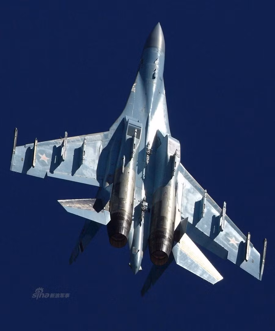 Máy bay Su-35BM có phần mũi mới, với radar nhỏ hơn so với bản gốc. Tuy nhỏ hơn nhưng hệ thống radar này lại hiện đại hơn nhiều bản gốc. Đó là radar quét mảng pha điện tử bị động cải tiến, kết hợp với hệ thống điện tử hàng không và hệ thống lái fly-by-wire kiểu mới cùng với một radar sau khiến Su-35BM có khả năng cơ động và tầm bao quát cực kỳ khủng khiếp khi hoạt động. Nguồn ảnh: Sina.