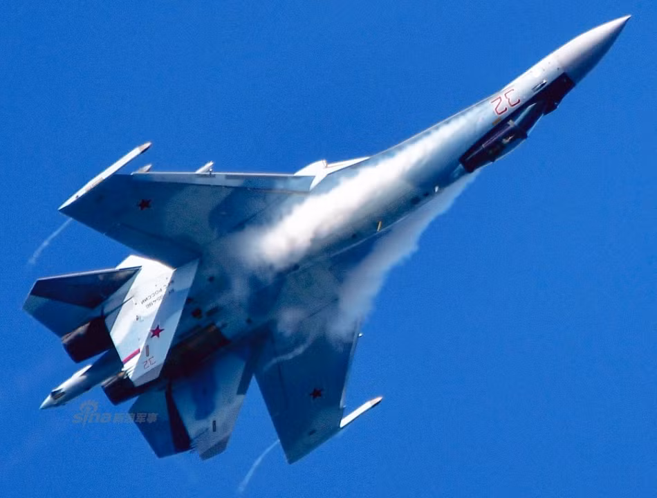 Bên ngoài có thể Su-35 có ngoại hình rất giống với Su-27. Tuy nhiên bên trong lại khác hoàn toàn. Đặc biệt là về các vật liệu cấu tạo Su-35, việc sử dụng các loại vật liệu mới với độ bền tương đương và hơn nhưng lại có trọng lượng nhẹ hơn trên Su-27 đã khiến Su-35 có khả năng mang vác tốt hơn nhiều các loại chiến đấu cơ khác cùng loại. Nguồn ảnh: Sina.