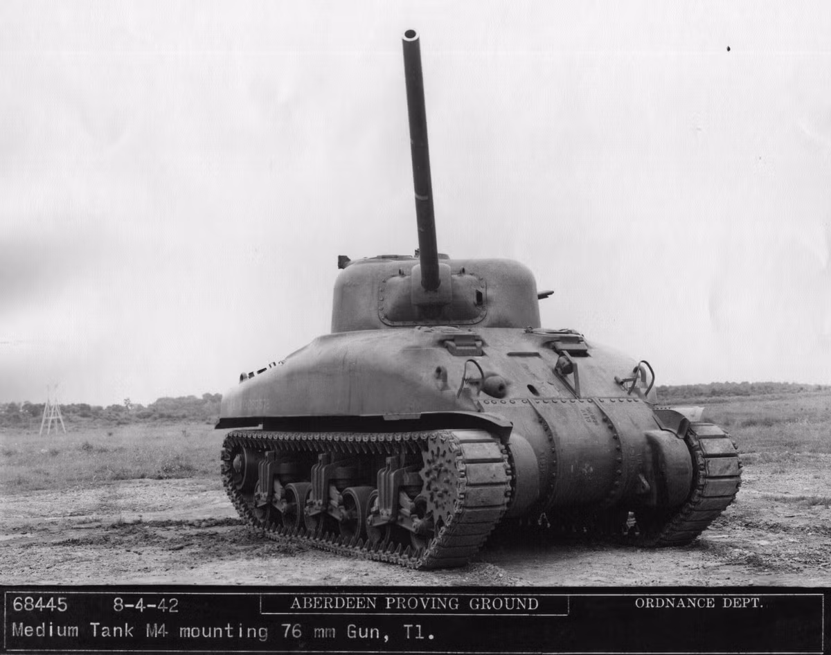 Xe tăng M4 Sherman các phiên bản đều có kíp chiến đấu năm người, trong đó bao gồm trưởng xa, pháo thủ, nạp đạn, lái xe và xạ thủ súng máy cạnh tài xế kiêm kiểm soát điện đàm. Nguồn ảnh: Lostww2.