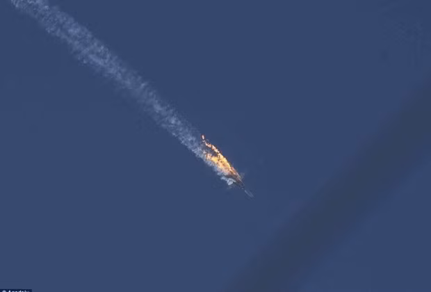 Phi hành đoàn trên chiếc Su-24M khi đó gồm một phi công và một sĩ quan điều khiển vũ khí. Cả hai đã thoát ly thành công ra khỏi máy bay để nhảy dù. Tuy nhiên chỉ một người sống sót. Nguồn ảnh: CNBC.