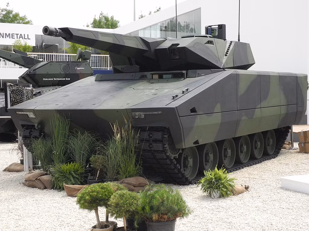 Tổ hợp phương tiện chiến đấu Lynx đang được tập đoàn Rheinmetall phát triển là một dòng phương tiện bọc thép mới dành cho Quân đội Đức với nhiều biến thể. Đây là dòng thiết giáp sử dụng bánh xích, được thiết kế để hoạt động được ở tuyến đầu trong các cuộc giao tranh và được coi là xu thế mới của thiết kế xe chiến đấu bộ binh trong tương lai. Nguồn ảnh: Rhein.