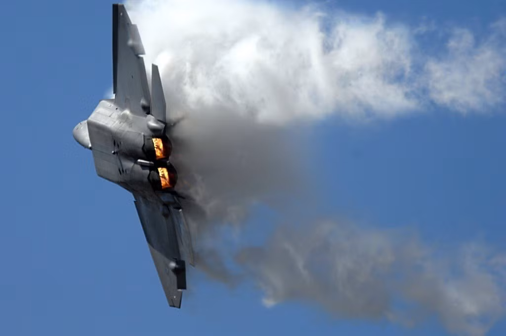 Trước hành động đó, Không quân Nga từng đòi xây dựng một bộ quy tắc ứng xử trên không dành cho các phi công của mình. Tuy nhiên tới nay bộ quy tắc này dường như vẫn chưa ra đời. Thực tế thì khi phi công bay trên chiếc phi cơ của mình, các bộ phận ở dưới mặt đất khó có thể "quản" được họ. Nguồn ảnh: Gones.