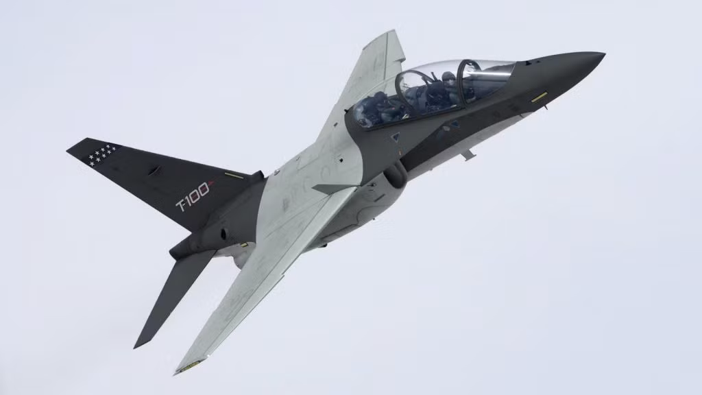 Được thiết kế bởi Boeing, hiện tại trên thế giới chỉ có duy nhất hai chiếc T-X và chiếc cũ nhất ra đời chưa đầy 36 tháng trước. Điều này khiến nhiều chuyên gia cho rằng có thể Không quân Mỹ đã quá nóng vội trong việc lựa chọn một loại vũ khí chưa chắc đã "tương xứng" với loại máy bay đã phục vụ huấn luyện cho lực lượng này hơn nửa thế kỷ qua. Nguồn ảnh: Fighter.