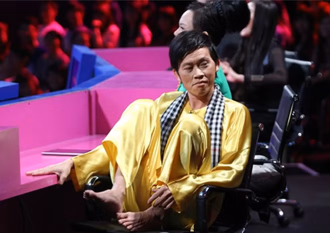 Được mời làm giám khảo của nhiều chương trình truyền hình nổi tiếng, Hoài Linh kiếm được không ít thù lao. Vậy nhưng, anh luôn coi mình là một người nông dân với thói quen để chân trần cho thoải mái.