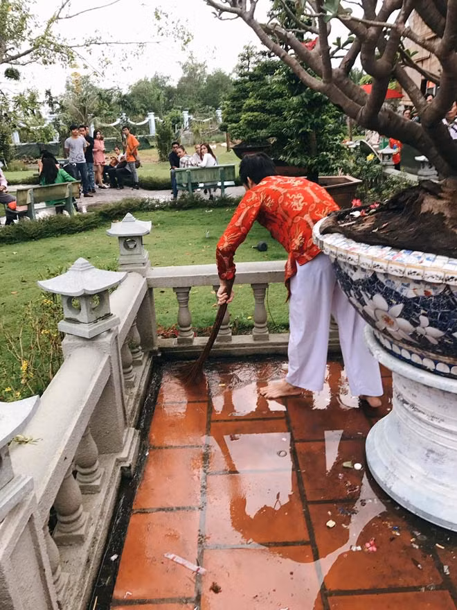 Một mình bỏ ra cả trăm tỷ để xây nhà thờ Tổ cho anh em nghệ sĩ và bà con người dân tới nhưng Hoài Linh chẳng quản ngại việc xắn tay áo dọn dẹp cho quang cảnh đẹp đẽ hơn.
