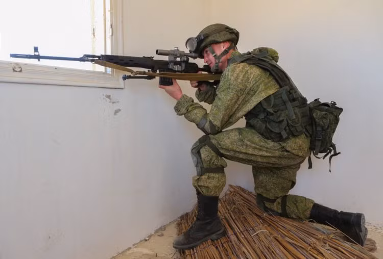 Loại súng sử dụng cỡ đạn 7,62mm này còn có phiên bản hiện đại hơn mang tên SVDS Dragunov với cải tiến đáng giá nhất là báng thu gọn lại được. Đây là thiết kế vốn dành cho lực lượng lính dù VDV để đỡ vướng khi nhảy dù, nay cũng được Spetsnaz tận dụng vào trang bị. Nguồn ảnh: BI.