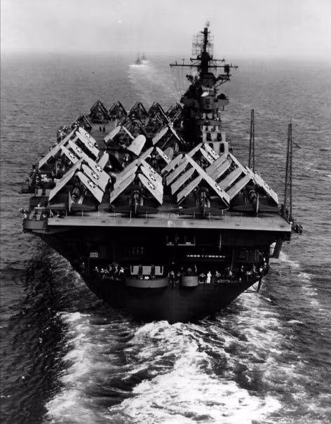 So với các tàu sân bay ngày nay, khả năng mang máy bay của USS Bunker Hill thậm chí có phần đáng nể hơn nhiều khi nó có thể mang theo từ 90 tới 100 máy bay chiến đấu các loại. Nguồn ảnh: Warhistory.