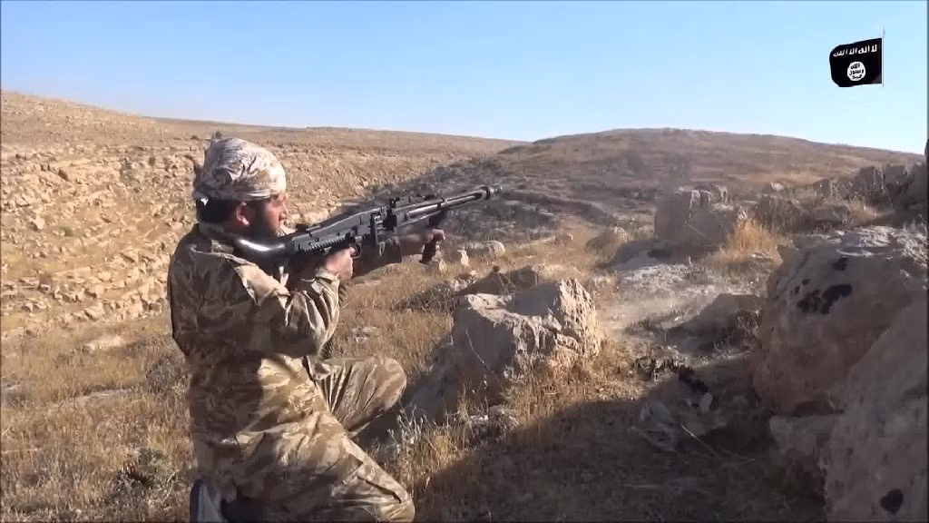 Xạ thủ súng máy của phiến quân IS với khẩu MG-42 đang chiến đấu trên chiến trường Trung Đông. Nguồn ảnh: Wwiiafter.