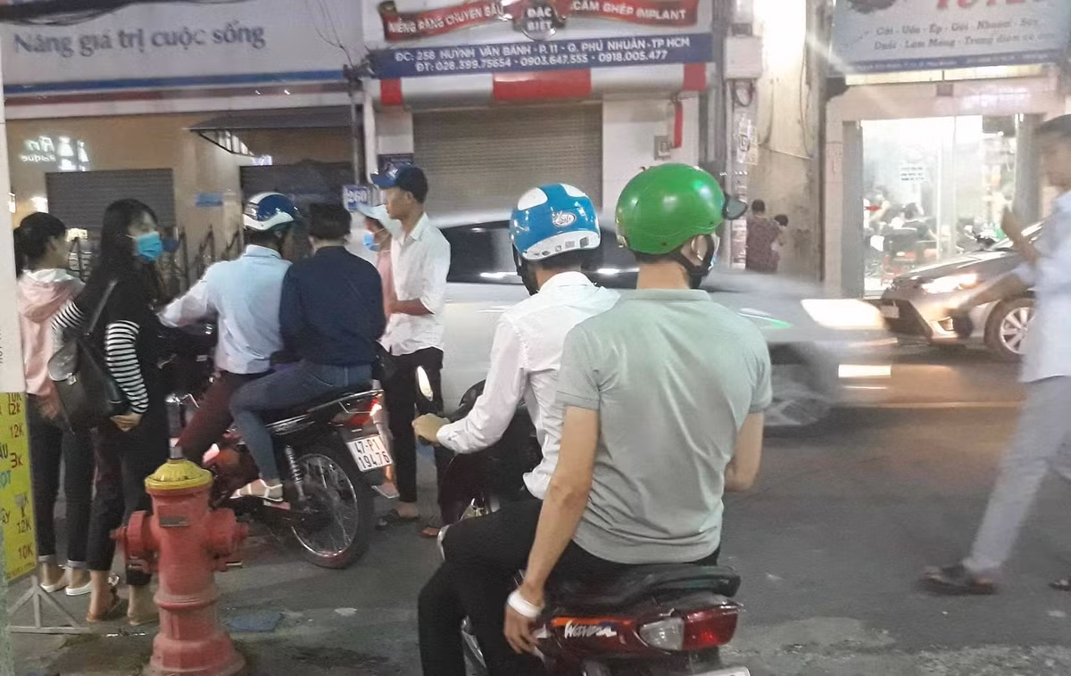 Nam nhan vien tu vong bat thuong trong thang may nha hang Thoang Viet-Hinh-2