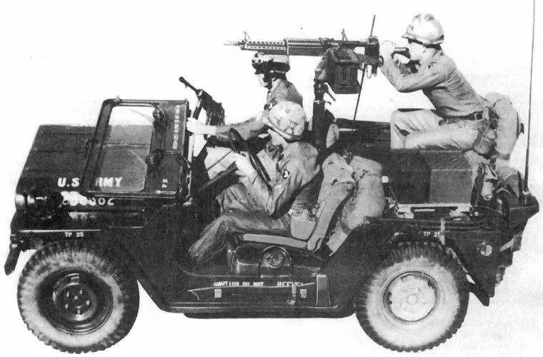 Sau này, M151 đã bị thay thế bằng HMMVV - hay còn gọi ngắn gọn là xe bọc thép Humvee với khả năng bảo vệ người ngồi bên trong tốt hơn nhiều xe Jeep M151 vốn được thiết kế như một chiếc... xe mui trần, thậm chí còn không có nổi một cái cửa tử tế. Nguồn ảnh: Warhistory.