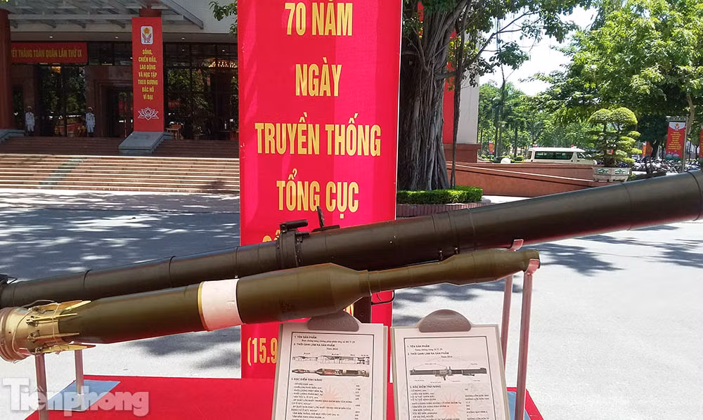 Theo đó đạn rocket của RPG-29 là PG-29V được thiết kế để chuyên chống xe tăng bọc giáp phản ứng nổ ERA hay các loại giáp bảo vệ tích hợp. Trong đó, đầu đạn lõm phía trước cỡ 64mm chịu trách nhiệm phá lớp giáp phản ứng nổ gắn trên xe tăng, đầu đạn thứ 2 cỡ 105,2mm xuyên giáp chính của xe. Với cơ cấu nổ nối tầng trên PG-29V có thể bắn xuyên qua lớp giáp dày đến 750mm. Nguồn ảnh: Tiền Phong.