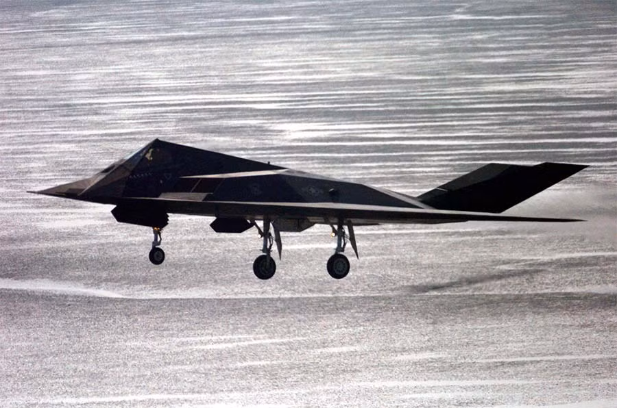 F-117 cất cánh lần đầu vào năm 1981 - cùng năm với tàu con thoi đầu tiên bay vòng quanh quỹ đạo Trái Đất. Nguồn ảnh: Boldme.