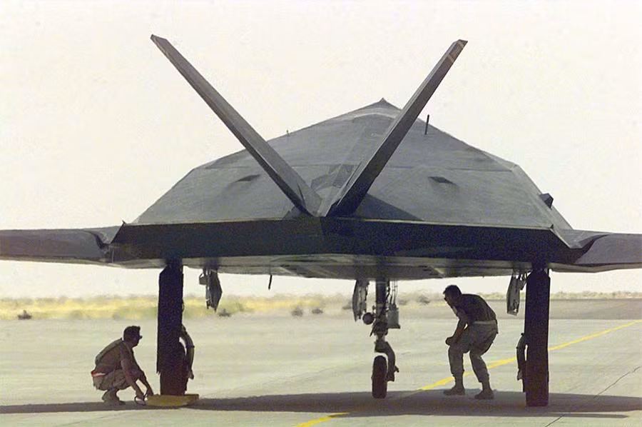 Kỷ lục thế giới về máy bay một động cơ bay xa nhất hiện nay vẫn do F-117 nắm giữ. Nó đã bay chặng đường dài 1/2 vòng Trái Đất từ Căn cứ sân bay quân sự ở New Mexico, Mỹ tới Kuwait - Trung Đông. Tất nhiên là có hỗ trợ tiếp liệu trên không. Nguồn ảnh: Boldme.