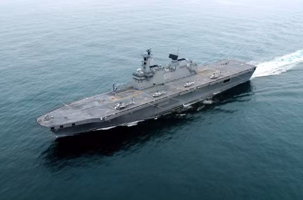 Tàu đổ bộ lớp Dokdo có độ giãn nước tổng cộng 14.300 tấn, chiều dài của tàu đạt 199 mét và có lườn rộng 31 mét cùng với mớm nước tối đa 7 mét. Tàu sử dụng 4 động cơ diesel cung cấp công suất đẩy tối đa 32.000 mã lực tổng cộng. Nguồn ảnh: Chosul.