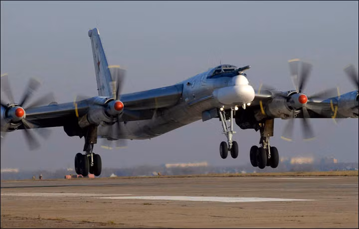 Cũng trong cuộc hành trình này, các chiến đấu cơ Sukhoi Su-35S hiện đại bậc nhất của Nga đã tham gia hộ tống và bảo vệ đội hình bay của Tu-95MS. Có thể nói, đây là một nhiệm vụ tấn công đường không bằng máy bay ném bom chiến lược cực kỳ chuẩn mực. Nguồn ảnh: Pinterest.