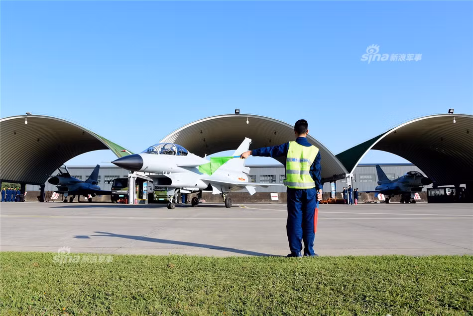 J-10 có tổng cộng 11 giá treo trong đó có 6 giá treo dưới hai bên cánh và 5 giá treo dưới bụng. Trước khi tương thích với PL-10, J-10 có thể mang được các loại tên lửa không đối không PL-8; PL-9; PL-11 và PL-12 cùng với các loại tên lửa đối đất như PJ-9 và YJ-9K. Nguồn ảnh: Sina.