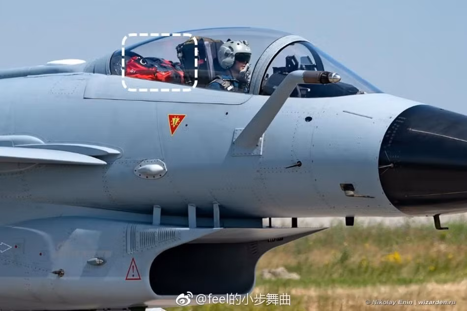 Tầm bắn cụ thể của tên lừa PL-10 vẫn chưa được tiết lộ. Tuy nhiên do là loại tên lửa tầm ngắn, tầm hoạt động của PL-10 có lẽ sẽ chỉ dưới 75 km. Tên lửa sử dụng động cơ nhiên liệu rắn, có thể giúp nó đạt tốc độ lên tới Mach 3. Nguồn ảnh: Sina.