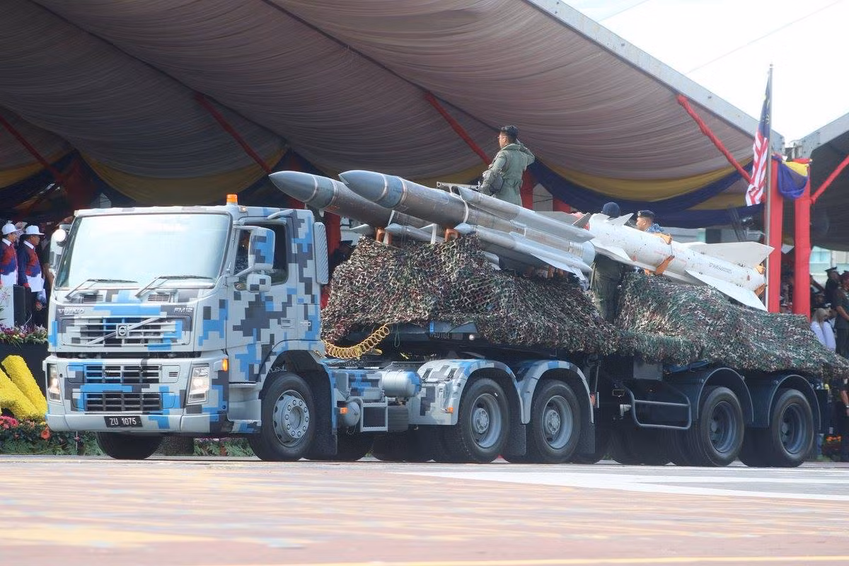 Tên lửa chống bức xạ loại Kh-31 trong biên chế quân đội Malaysia. Tên lửa chống bức xạ là loại tên lửa được thiết kế để tìm và tấn công vào nguồn phát sóng radar của đối phương. Nguồn ảnh: ST.