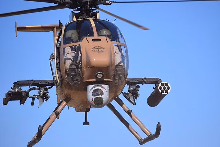 Buồng lái trực thăng AH-6 phủ lớp kính trong suốt, dễ quan sát, có đủ chỗ cho 2 phi công.