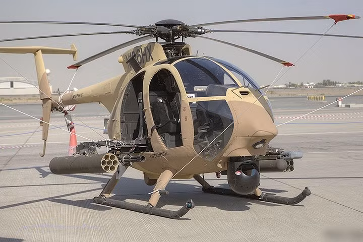 Một chiếc AH-6 có thể được trang bị một súng máy M230 30mm hoặc 2 súng GAU-19 12,7mm 3 nòng, hoặc 2 khẩu M134 7,62mm.