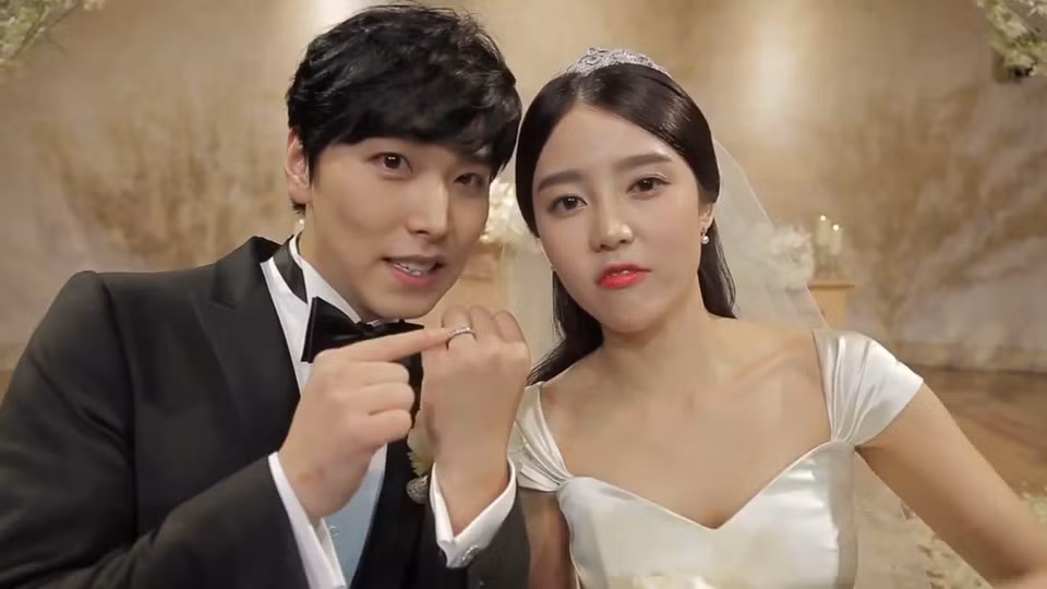 Sungmin (Super Junior): Sungmin làm tan vỡ trái tim bao fan nữ khi bất ngờ thông báo kết hôn với diễn viên nhạc kịch Kim Sa Eun hồi năm 2014. Lúc này, đông đảo người hâm mộ tạo nên làn sóng chỉ trích thành viên Super Junior với hashtag #SungMinOut đứng đầu top trend trên Twitter. Rất nhiều fan cho rằng anh là kẻ thiếu trách nhiệm khi cưới giữa lúc concert của nhóm đang diễn ra. Chưa hết, Sungmin còn lấy những món quà mà fan tặng mang tặng lại cho vợ mình. Chính cách hành xử này khiến netizen Hàn càng thêm phẫn nộ Sungmin.